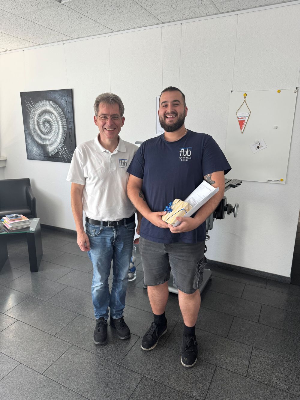 Unser neuer Geselle Danko Golic mit unserem Geschäftsführer Wolfgang Ehmann